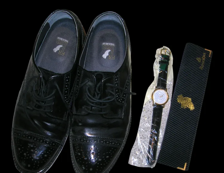 Shoes, contents of pockets etc with 250 & 251 above