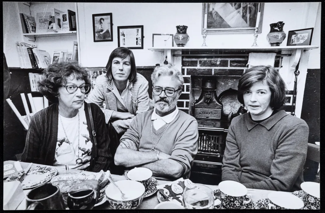 4 photos (Giorgio Joyce, John Kidd, Stephen Joyce) and 1 booklet (James Joyce's Tower)